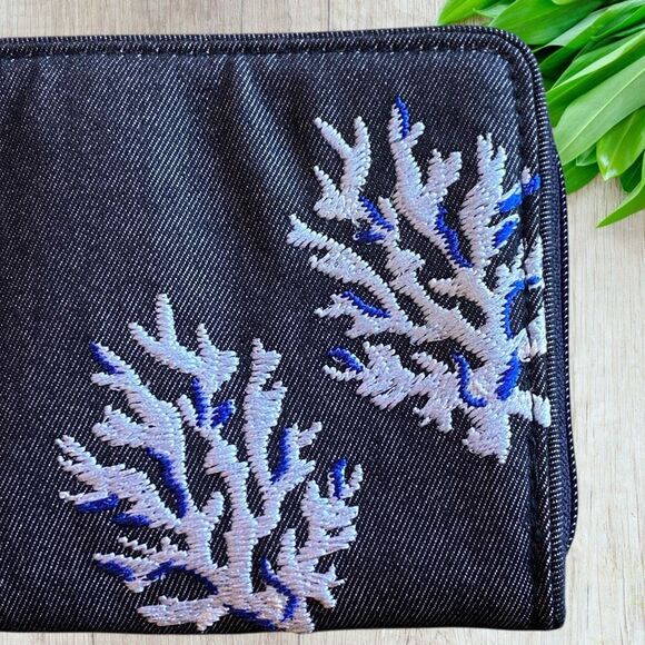 VERA BRADLEY RFID Blue Denim Beach Wristlet Wallet Shore Thing - Picture 10 of 11